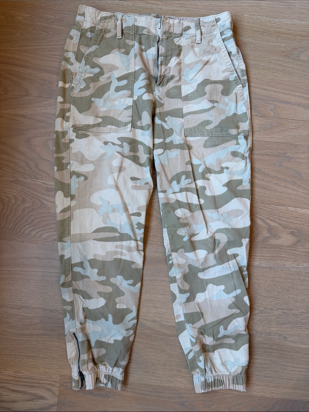 Gap light color  Camo khaki stretch pants zipper ankle detail size 8 like new